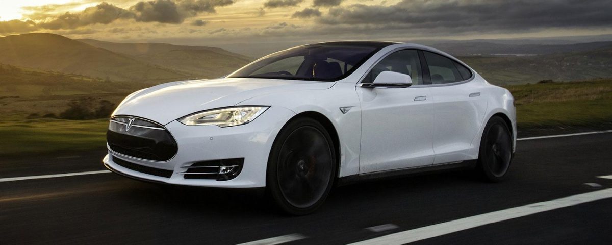 Tesla Otomatik Pilot Özellikli Araba