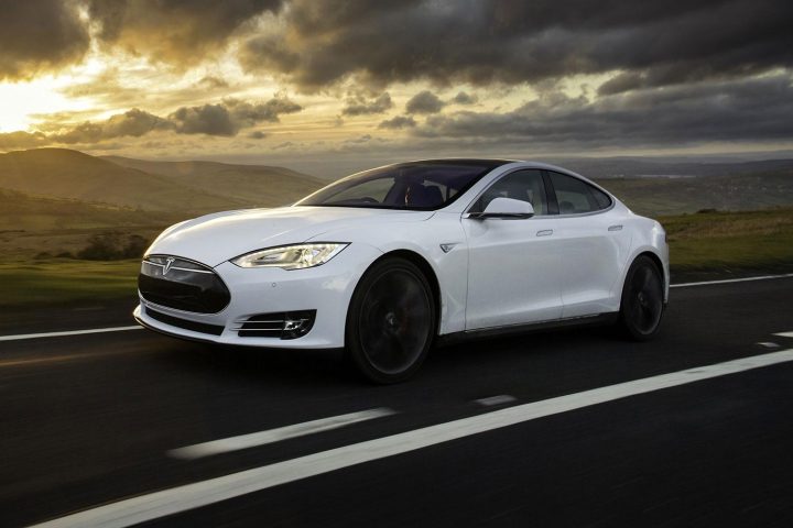 Tesla Otomatik Pilot Özellikli Araba