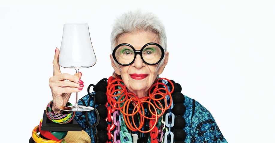 Şişecam; küresel tasarım markası Nude için moda ikonu Iris Apfel ile iş birliğine giderek özel bir koleksiyon tasarladı.